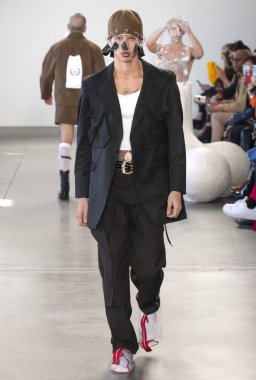 New York, Ny - 05 Şubat 2018: Manken Sanchez-Kane Fuarı'nda pist New York moda hafta erkekler F/W 2018 sırasında yürür.