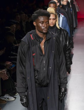 New York, Ny - 05 Şubat 2018: Modelleri yürüyüş Willy Chavarria gösterisi sırasında New York moda hafta erkekler F/W 2018 pist