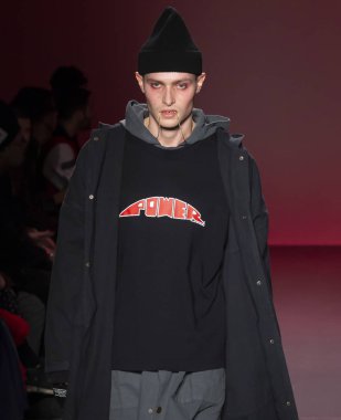 New York, Ny - 05 Şubat 2018: Bir model Willy Chavarria Show'da pist New York moda hafta erkekler F/W 2018 sırasında yürür.