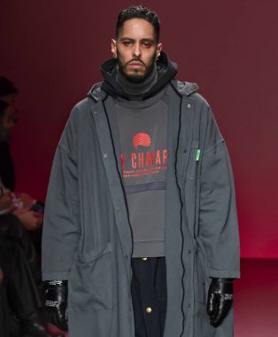 New York, Ny - 05 Şubat 2018: Bir model Willy Chavarria Show'da pist New York moda hafta erkekler F/W 2018 sırasında yürür.