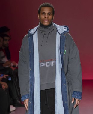New York, Ny - 05 Şubat 2018: Bir model Willy Chavarria Show'da pist New York moda hafta erkekler F/W 2018 sırasında yürür.
