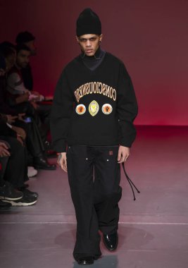 New York, Ny - 05 Şubat 2018: Bir model Willy Chavarria Show'da pist New York moda hafta erkekler F/W 2018 sırasında yürür.