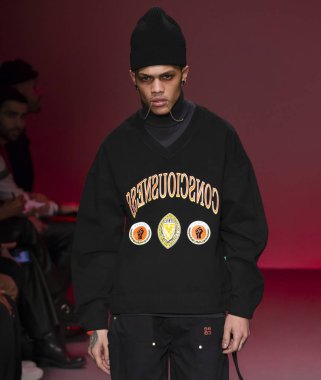 New York, Ny - 05 Şubat 2018: Bir model Willy Chavarria Show'da pist New York moda hafta erkekler F/W 2018 sırasında yürür.