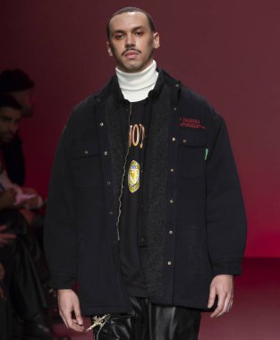 New York, Ny - 05 Şubat 2018: Bir model Willy Chavarria Show'da pist New York moda hafta erkekler F/W 2018 sırasında yürür.
