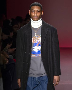 New York, Ny - 05 Şubat 2018: Bir model Willy Chavarria Show'da pist New York moda hafta erkekler F/W 2018 sırasında yürür.