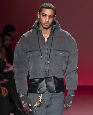 New York, Ny - 05 Şubat 2018: Bir model Willy Chavarria Show'da pist New York moda hafta erkekler F/W 2018 sırasında yürür.
