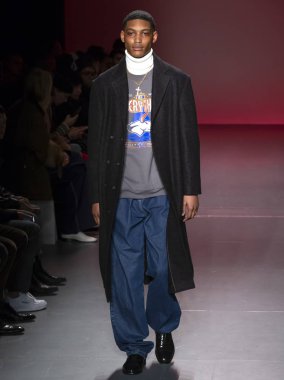 New York, Ny - 05 Şubat 2018: Bir model Willy Chavarria Show'da pist New York moda hafta erkekler F/W 2018 sırasında yürür.