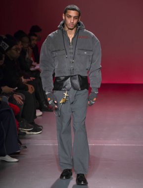 New York, Ny - 05 Şubat 2018: Bir model Willy Chavarria Show'da pist New York moda hafta erkekler F/W 2018 sırasında yürür.