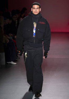 New York, Ny - 05 Şubat 2018: Bir model Willy Chavarria Show'da pist New York moda hafta erkekler F/W 2018 sırasında yürür.