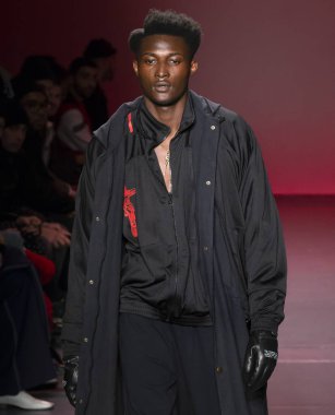 New York, Ny - 05 Şubat 2018: Bir model Willy Chavarria Show'da pist New York moda hafta erkekler F/W 2018 sırasında yürür.