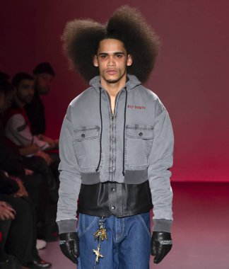 New York, Ny - 05 Şubat 2018: Bir model Willy Chavarria Show'da pist New York moda hafta erkekler F/W 2018 sırasında yürür.