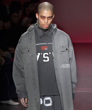New York, Ny - 05 Şubat 2018: Bir model Willy Chavarria Show'da pist New York moda hafta erkekler F/W 2018 sırasında yürür.