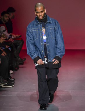 New York, Ny - 05 Şubat 2018: Bir model Willy Chavarria Show'da pist New York moda hafta erkekler F/W 2018 sırasında yürür.