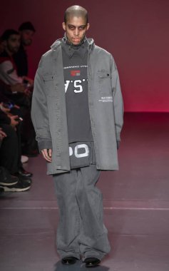 New York, Ny - 05 Şubat 2018: Bir model Willy Chavarria Show'da pist New York moda hafta erkekler F/W 2018 sırasında yürür.