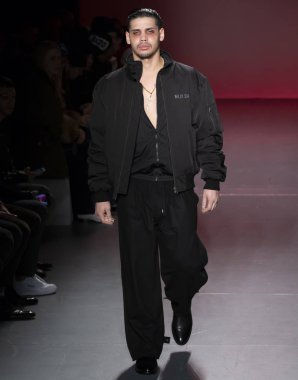 New York, Ny - 05 Şubat 2018: Bir model Willy Chavarria Show'da pist New York moda hafta erkekler F/W 2018 sırasında yürür.