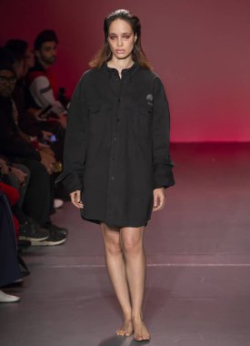 New York, Ny - 05 Şubat 2018: Bir model Willy Chavarria Show'da pist New York moda hafta erkekler F/W 2018 sırasında yürür.