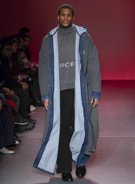 ニューヨーク 2018 モデルはニューヨーク週メンズ 2018 中にウィリー チャヴァリア ショーで滑走路を歩く — ストック写真