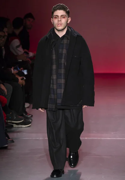 ニューヨーク 2018 モデルはニューヨーク週メンズ 2018 中にウィリー チャヴァリア ショーで滑走路を歩く — ストック写真