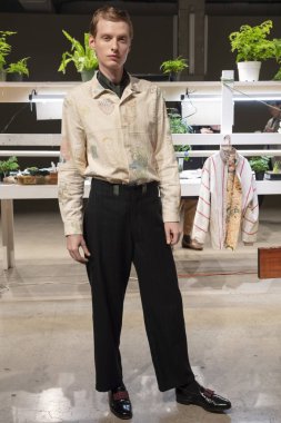 New York, Ny - 05 Şubat 2018: A modeli pozlar işaret sunum sırasında New York moda hafta erkekler F/W 2018