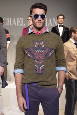 New York, Ny - 05 Şubat 2018: A modeli pozlar Michael Bastian sunum sırasında New York moda hafta erkekler F/W 2018