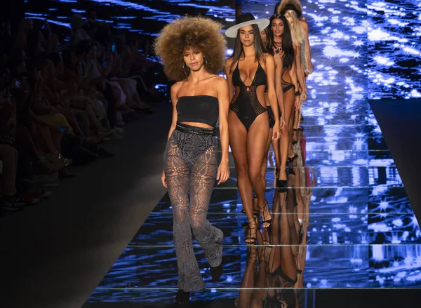 Miami Beach, Fl - 12 Temmuz 2018: Modelleri Paraiso Moda Fuarı'nda Paraiso çadır sırasında Baes ve bikini koleksiyonu pist yürümek