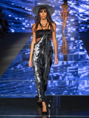 Miami Beach, Fl - 12 Temmuz 2018: Manken Paraiso Moda Fuarı'nda Paraiso çadır sırasında Baes ve bikini koleksiyonu pist yürür