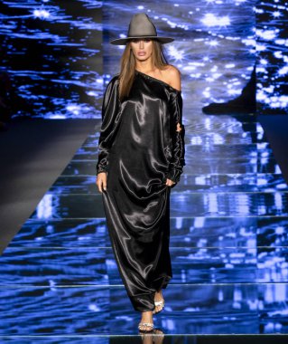 Miami Beach, Fl - 12 Temmuz 2018: Manken Paraiso Moda Fuarı'nda Paraiso çadır sırasında Baes ve bikini koleksiyonu pist yürür