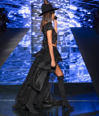 Miami Beach, Fl - 12 Temmuz 2018: Manken Paraiso Moda Fuarı'nda Paraiso çadır sırasında Baes ve bikini koleksiyonu pist yürür