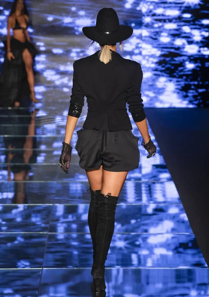 Miami Beach, Fl - 12 Temmuz 2018: Manken Paraiso Moda Fuarı'nda Paraiso çadır sırasında Baes ve bikini koleksiyonu pist yürür