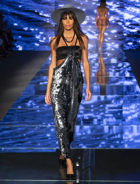 Miami Beach, Fl - 12 Temmuz 2018: Manken Paraiso Moda Fuarı'nda Paraiso çadır sırasında Baes ve bikini koleksiyonu pist yürür