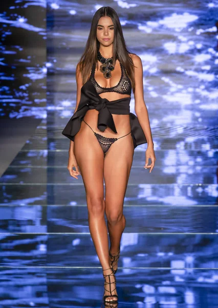 Miami Beach, Fl - 12 Temmuz 2018: Manken Paraiso Moda Fuarı'nda Paraiso çadır sırasında Baes ve bikini koleksiyonu pist yürür