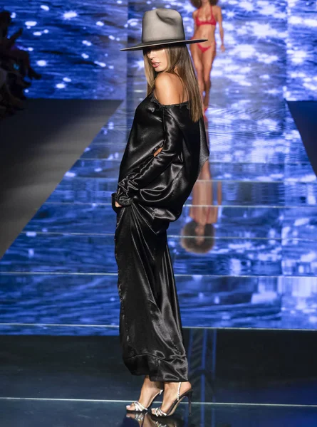 Miami Beach, Fl - 12 Temmuz 2018: Manken Paraiso Moda Fuarı'nda Paraiso çadır sırasında Baes ve bikini koleksiyonu pist yürür