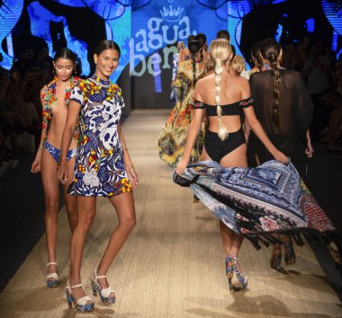 Miami Beach, Fl - 13 Temmuz 2018: Modelleri Paraiso Moda Fuarı'nda Paraiso çadır sırasında Agua Bendita koleksiyonu pist yürümek