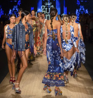 Miami Beach, Fl - 13 Temmuz 2018: Modelleri Paraiso Moda Fuarı'nda Paraiso çadır sırasında Agua Bendita koleksiyonu pist yürümek