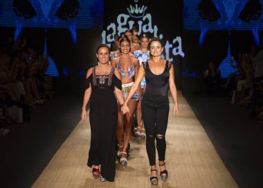 Miami Beach, Fl - 13 Temmuz 2018: Tasarımcı Catalina Alvarez ve Mariana Hinestroza pist Agua Bendita toplama sırasında Paraiso Moda Fuarı'nda Paraiso çadır yürümek
