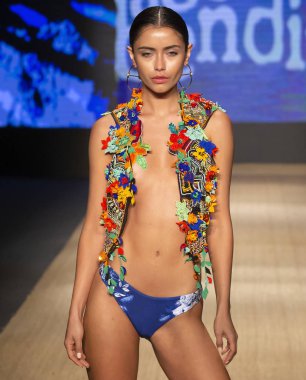 Miami Beach, Fl - 13 Temmuz 2018: Manken Paraiso Moda Fuarı'nda Paraiso çadır sırasında Agua Bendita koleksiyonu pist yürür