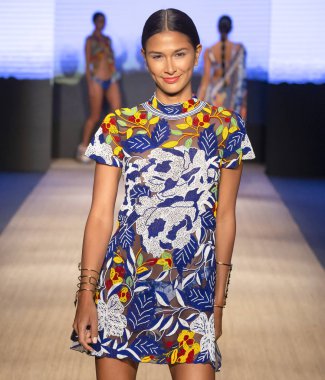 Miami Beach, Fl - 13 Temmuz 2018: Manken Paraiso Moda Fuarı'nda Paraiso çadır sırasında Agua Bendita koleksiyonu pist yürür