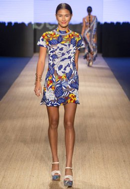 Miami Beach, Fl - 13 Temmuz 2018: Manken Paraiso Moda Fuarı'nda Paraiso çadır sırasında Agua Bendita koleksiyonu pist yürür