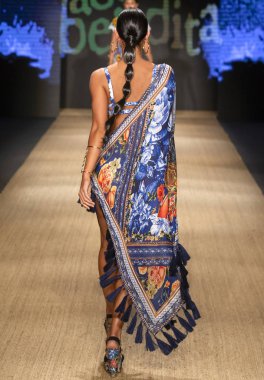 Miami Beach, Fl - 13 Temmuz 2018: Manken Paraiso Moda Fuarı'nda Paraiso çadır sırasında Agua Bendita koleksiyonu pist yürür