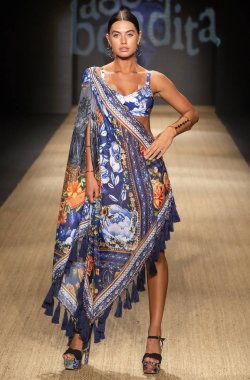 Miami Beach, Fl - 13 Temmuz 2018: Manken Paraiso Moda Fuarı'nda Paraiso çadır sırasında Agua Bendita koleksiyonu pist yürür