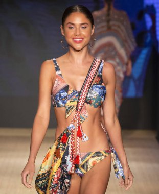 Miami Beach, Fl - 13 Temmuz 2018: Manken Paraiso Moda Fuarı'nda Paraiso çadır sırasında Agua Bendita koleksiyonu pist yürür