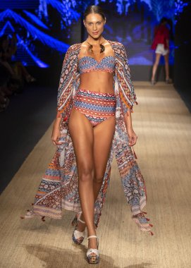 Miami Beach, Fl - 13 Temmuz 2018: Manken Paraiso Moda Fuarı'nda Paraiso çadır sırasında Agua Bendita koleksiyonu pist yürür