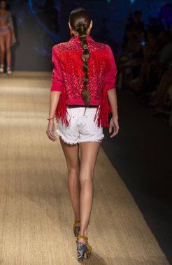 Miami Beach, Fl - 13 Temmuz 2018: Manken Paraiso Moda Fuarı'nda Paraiso çadır sırasında Agua Bendita koleksiyonu pist yürür