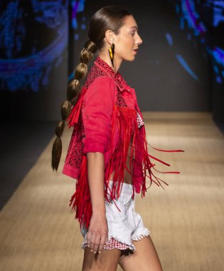 Miami Beach, Fl - 13 Temmuz 2018: Manken Paraiso Moda Fuarı'nda Paraiso çadır sırasında Agua Bendita koleksiyonu pist yürür