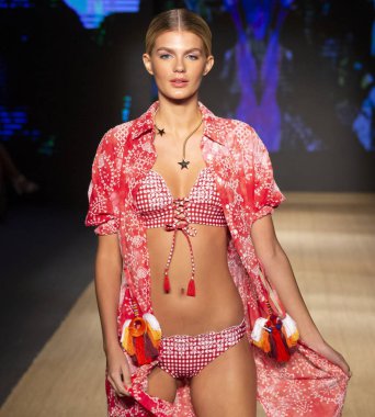 Miami Beach, Fl - 13 Temmuz 2018: Manken Paraiso Moda Fuarı'nda Paraiso çadır sırasında Agua Bendita koleksiyonu pist yürür