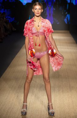 Miami Beach, Fl - 13 Temmuz 2018: Manken Paraiso Moda Fuarı'nda Paraiso çadır sırasında Agua Bendita koleksiyonu pist yürür