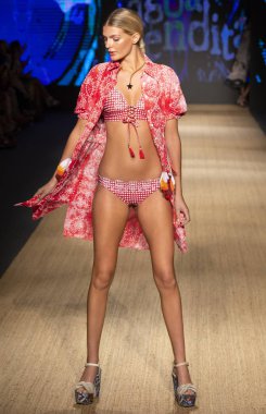 Miami Beach, Fl - 13 Temmuz 2018: Manken Paraiso Moda Fuarı'nda Paraiso çadır sırasında Agua Bendita koleksiyonu pist yürür