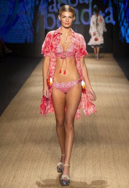 Miami Beach, Fl - 13 Temmuz 2018: Manken Paraiso Moda Fuarı'nda Paraiso çadır sırasında Agua Bendita koleksiyonu pist yürür