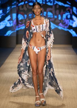 Miami Beach, Fl - 13 Temmuz 2018: Manken Paraiso Moda Fuarı'nda Paraiso çadır sırasında Agua Bendita koleksiyonu pist yürür