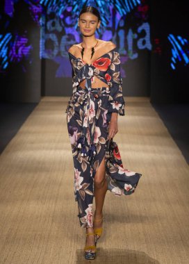 Miami Beach, Fl - 13 Temmuz 2018: Manken Paraiso Moda Fuarı'nda Paraiso çadır sırasında Agua Bendita koleksiyonu pist yürür